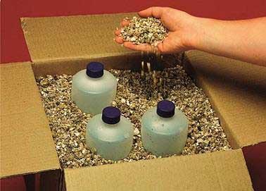 Flaschen im Karton gefüllt mit Perleen 444